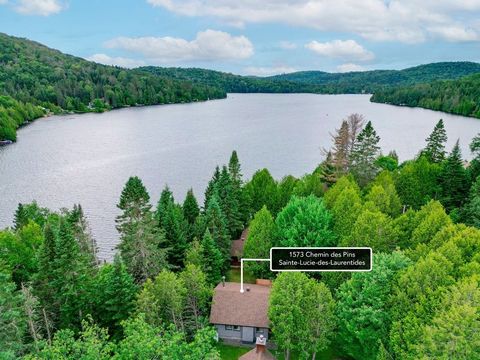 CITQ PERMIT - KURZZEITVERMIETUNG ERLAUBT (Airbnb) Charmantes Ferienhaus in der Domaine des Pins Zu verkaufen: Eine Ecke des Paradieses im Herzen der Laurentianer. Nur wenige Schritte vom Privatstrand des Sarrazin-Sees entfernt, befindet sich dieses F...