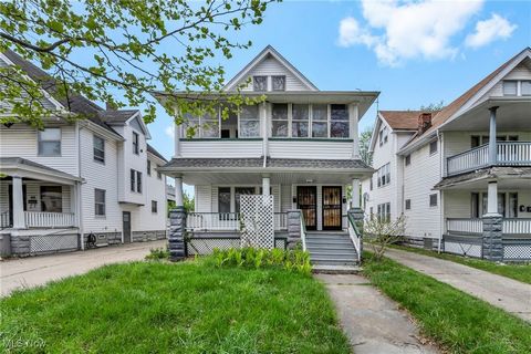 SPÉCIAL INVESTISSEUR – DUPLEX VACANT CERTIFIÉ EN PLOMB AVEC UN POTENTIEL DE VALEUR AJOUTÉE ! Ne manquez pas cette opportunité d’investissement exceptionnelle au 634 E 117th Street à Cleveland ! Ce duplex certifié au plomb offre un fort potentiel de l...