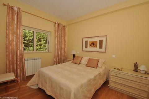 Cette villa possède un grand jardin avec une piscine privée, plusieurs terrasses et un barbecue. A l'intérieur, vous trouverez tout pour des vacances luxueuses. La villa dispose de 3 chambres et peut accueillir 6 personnes, est accueillante, très lum...