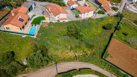 Terrain urbain à Murteira, Loures, avec une superficie totale de 2360m et une zone d'implantation de 826m2. Sur ce terrain, vous avez la possibilité de construire jusqu'à trois maisons. A la porte de Lisbonne avec un bon accès et les transports en co...