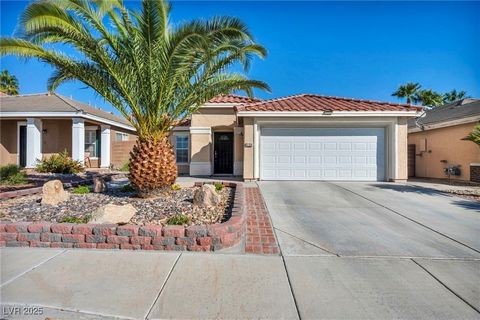 Maison de plain-pied impeccablement entretenue au cœur de Spring Valley avec NO HOA judicieusement mis à niveau de haut en bas. Cette propriété prête à emménager est remplie de lumière naturelle, de touches modernes et de panneaux solaires. Profitez ...