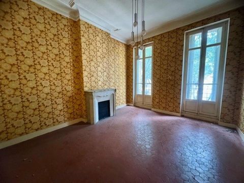 Appartement traversant situé au 2ème étage sans ascenseur dans un immeuble ancien.