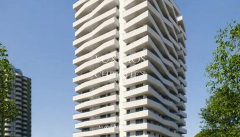 Moderne  1+1-Zimmer-Wohnung am Strand , mit großen Balkonen und luxuriösen Oberflächen , in einer privaten Wohnanlage mit Schwimmbad und Garage , in Praia da Rocha, Portimão, Algarve . Im Herzen von Praia da Rocha in Portimão befindet sich diese exkl...