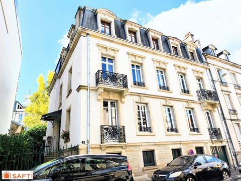 Superbe appartement comprenant tout l'étage d'un bel immeuble bourgeois, offrant une vue imprenable sur la ville