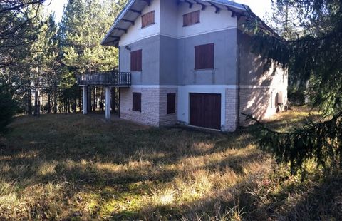6-bedroom villa Villa located in Sant'Eusebio in the town hall of Sarnano. Sant'Eusebio is a small village with several villas and a small church, on the road leading to Sassotetto, a well-knonw ski location. The property consists of two independent ...