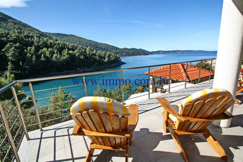 Eine wunderschöne Villa zum Verkauf. Es befindet sich in ruhiger Bucht auf der Insel Korčula. Die Villa steht auf dem Grundstück von 748 m2 in erster Reihe am Meer und bietet wunderbare Aussicht. Die Wohnfläche von 367 m2 erstreckt sich über drei Eta...