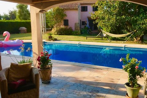 Villa idéale pour plusieurs familles dans les collines derrière Mandelieu (12 km) et Cannes (15 km). Splendide villa avec grande piscine privée chauffable (moyennant supplément et à mentionner à la réservation) Pour profiter à souhait de l'intimité e...