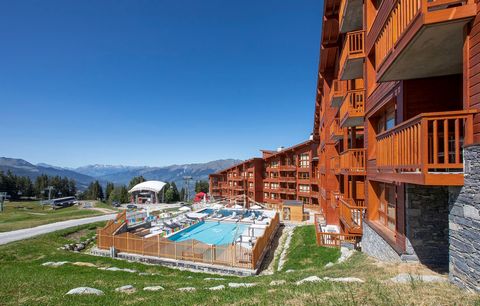 Deze mooie residentie ligt in het verkeersvrije toeristenoord Arc 1800, in de Savoie regio van de Franse Alpen. Het bestaat uit drie gebouwen met 133 appartementen, appartementen met twee kamers tot appartementen met vijf kamers, verdeeld over zes ve...