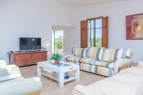 A charming country house on the outskirts of Campos welcomes 6 people. It features a private pool overlooking the Mallorcan countryside. The property has several areas where you can enjoy the outdoors with your loved ones, either relaxing in the chil...