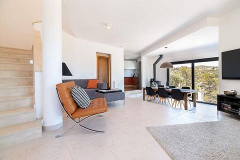 Moderne luxe villa van 120 vierkante meter met een privé-zwembad met jetstream, 950 m2 tuin en voorzien van alle luxe, gelegen in de woonwijk 