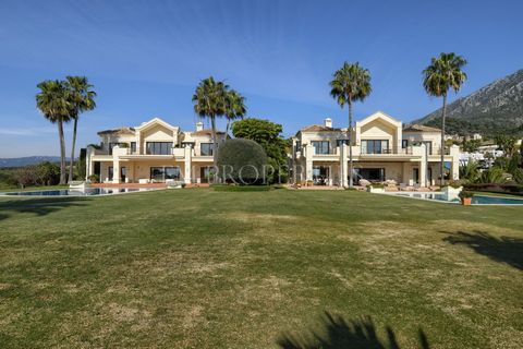 Esta Villa tiene una ubicación privilegiada en la lujosa zona residencial de Marbella Hill Club en la Milla de Oro, Marbella. La residencia de lujo comparte un gran camino de entrada con la casa vecina. Comprende; gran patio de entrada a la Villa, un...