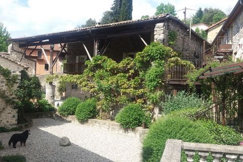 Hermosa y antigua finca, con pequeño jardín, justo en el río Ardèche. Una gran ubicación aproximadamente 6000 m² de terreno con hermosa piscina (compartida). En la finca hay varias casas y la casa grande de eigenaresse.Via una escalera que conduce a ...
