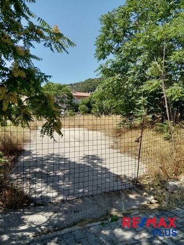 Glyka Nera, Fouresi, Plot For Sale, In City plans, 1.300 sq.m., Frontage (m): 34, Depth (m): 50, Building factor: 0,8, Coverage factor: 40, Features: Fenced, On Corner, On Highway, Flat, Suitable for Allowance, Price: 1.100.000€. REMAX PLUS, Tel: ......