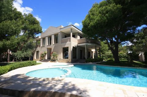 PALMERAS IMMO HAS FOR SALE: Large luxury house of 436m2 on the seafront in the urbanization Sant Jordi built in 2008 on a plot of 1200 square meters in a pine forest 50m from the beach DESCRIPTION: Ground floor: Large living room - dining room of 63 ...