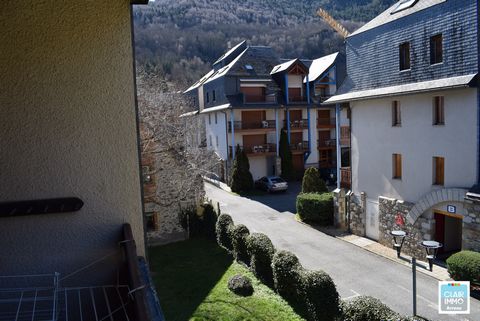 Located in Saint Lary Soulan. Studio of 30m² located in Saint-Lary-Soulan. On the second floor of a very quiet residence, it is composed of 5 beds, 1 bunk bed, a stork bed and a double bed of 140, a kitchenette, a storeroom, a private parking space a...