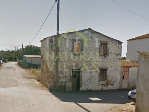 Ruin located in the countryside in Galvana, Conceição de Faro in the Algarve. This ruin of great potential consists of two (2) floors above the threshold level - ground floor and upper floor - accompanied by a beautiful public place. It is described ...