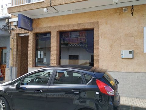 The chance to purchase a Freehold Commercial Premises which are in a good position just off of the busy working high street in Pilar de La Horadada. A great business opportunity , the unit is spacious and clean and comes with Air Conditioning ( Hot/C...