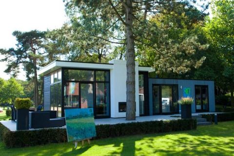 Esta casa de vacaciones moderna se encuentra en el espacioso parque de vacaciones en Zanding, rodeado de reservas naturales, incluido el Parque Nacional de De Hoge Veluwe, que se encuentra a 19 km al noroeste de la agradable ciudad de Arnhem. El cent...