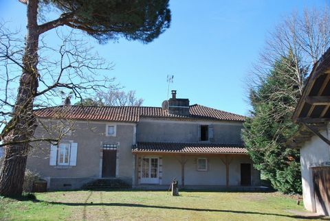 Located in the Lot-et-Garonne, 5 minutes from all amenities and schools, quiet, away from major roads, we present this old farmhouse with a dwelling house and a large barn and agricultural land in border of the Lot on 3.3 ha. The dwelling house is en...