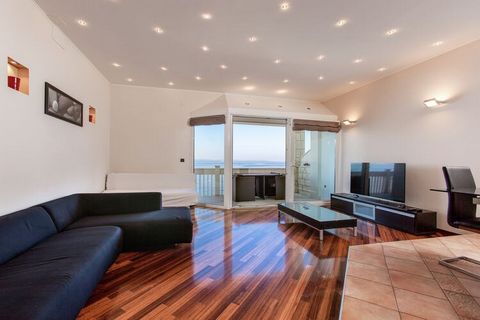 Este impresionante apartamento junto al mar en Podstrana tiene 2 dormitorios, un baño de burbujas y un hermoso balcón para disfrutar de las vistas azules. Esta propiedad tiene capacidad para 4 personas, por lo que es perfecta para una familia o parej...