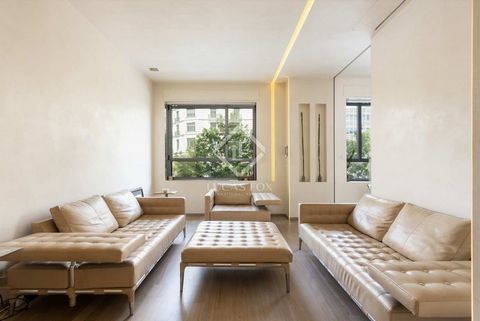 Modern one-bedroom apartment in the best location in Barcelona: Paseo de Gracia, next to Gran Vía. The apartment is located on the second real floor and consists of an separate kitchen, a living room with two rooms and a magnificent suite with bathro...