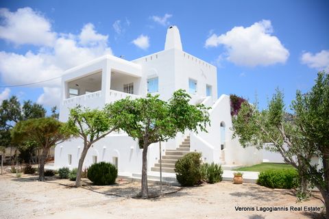 Kastraki Naxos, a detached house of 219 m2 on a plot of 656 m2 is for sale. The house is developed on 3 levels, has an internal staircase and an elevator. It consists of 5 bedrooms with built-in wardrobes, 3 bathrooms, a WC, a kitchen with built-in e...