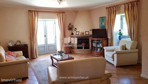 House V5 isolated for sale in the parish of Vila Praia de Âncora, municipality of Caminha. The villa has a large fully equipped kitchen, a large living room with fireplace, suite, 4 bathrooms, central heating, air conditioning, garage for 2 cars and ...
