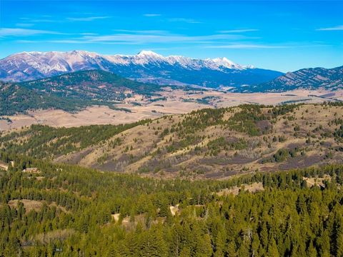 Ucieknij w spokój natury dzięki tej niezwykłej 22-hektarowej działce w prestiżowym obszarze Timberline Creek na obrzeżach tętniącego życiem miasta Bozeman w stanie Montana. Położony w pobliżu szczytu przełęczy Bozeman Pass, masz łatwy dostęp przez Ja...