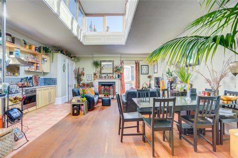 Built as a Victorian extension to this classic Regency home, the main entrance is on the west side of Brunswick Square. The impressive large front door leads you through the commonway of this now converted house to the entrance of this extraordinary ...