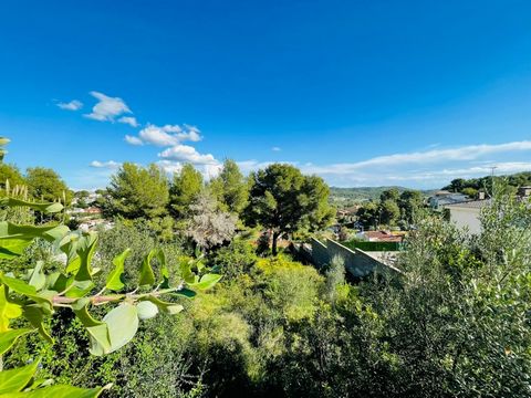 Land located in El Vendrell of 630m2. Located in a quiet area but 5 minutes from all amenities. Give us a call and we'll show you.