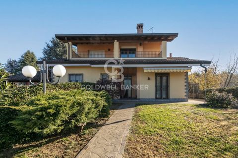 MAGNAGO: INDEPENDENT VILLA WITH GARDEN OF ABOUT 800 SQM In a quiet and private position we offer a detached villa on two levels plus a tavern. The property has been recently renovated and consists of: entrance hall, large and bright living room, kitc...