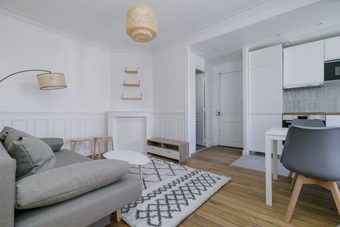 On the 5th floor (without elevator) of a beautiful building, one-bedroom apartment completely renovated and furnished (all new furniture and appliances). Located on rue Martin Bernard, less than 10 minutes from metro line 7 and less than 10 minutes f...