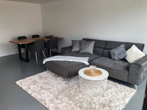 The furnished 2.5 room apartment, newly furnished in 2019, has a living/dining room with floor-to-ceiling windows and electric shutters and a separate bedroom with direct access to the spacious terrace and lawn from both rooms. A box spring double be...