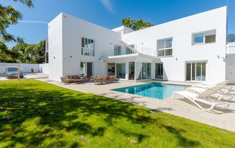 Luxurious property, completely refurbished and located in one of the most exclusive urbanizations of Marbella known as Nueva Andalucia, just 3 minutes from Puerto Banus where you can enjoy the best leisure offers. This property is located in a unique...