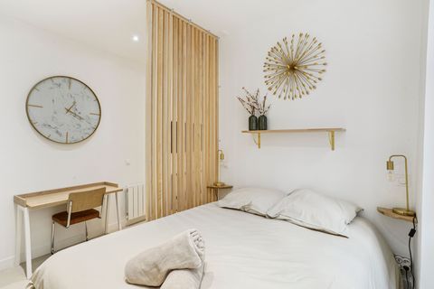 Architect-designed, unoverlooked apartment comprising a bedroom separated from the living room and kitchen. Very functional, this apartment benefits from plenty of natural light and high ceilings. The bedroom (trunk bed) opens onto a bathroom and sep...