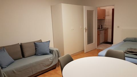 My apartment is located at the ♥ of Nürneberg w everything you need. Great for visitors of the Messe/Fair of Nürnberg: 15 min drive with the car or public transport. →1-room, 30m² w fully stocked build-in kitchen →Big Boxspringbed+comfy & large cover...