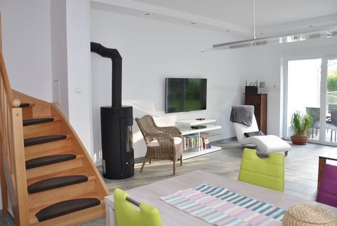 Only 10 minutes (1 km) walk to the Berlin S-Bahn. You can reach Berlin Potsdamer Platz in about 20 minutes drive. Built in 2016, Villa Berlin-Seehof awaits you with modern furnishings and fully equipped for up to 6 people. The villa has a terrace wit...