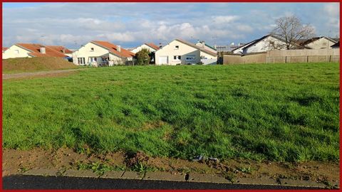 Your Noovimo advisor Claire POUZET ... offers: To discover this building plot of 551m2 located in the town of Saint Mars La Jaille. FREE builder, ready to welcome you to realize your real estate project. This DYNAMIC town of 2,400 inhabitants offers ...