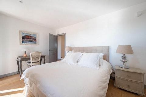 Situé dans une petite communauté privée, exclusive et fermée, ce spacieux appartement de 200m2 au rez-de-chaussée avec vue sur la mer est situé au cœur de Golfe Juan de la Côte d'Azur. Cet appartement de luxe comprend 4 chambres et 3,5 salles de bain...