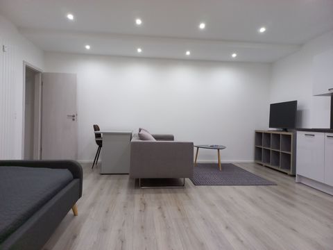 You can move into the attractive, quiet apartment on the ground floor. Here you have a nice 1-room-apartment. A current energy certificate is available. The apartment is fully furnished with all the things you need for daily life. Furthermore, a park...