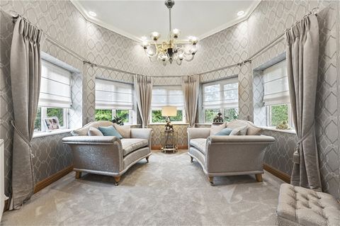Welcome to the luxurious penthouse at Queens Lodge on Uxbridge Road, a truly exceptional property that offers a blend of elegance, security, and bespoke design. Nestled in a prime location, this penthouse boasts underground parking for three cars, pr...