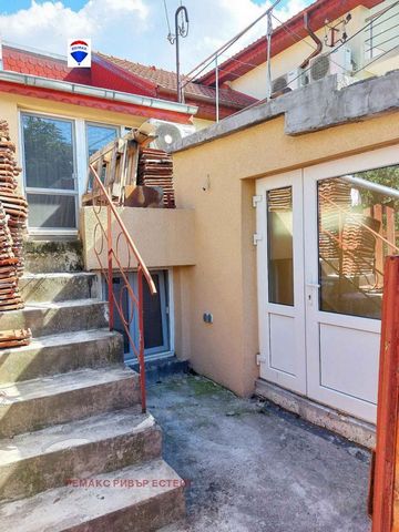 RE/MAX River Estate offers you a wonderful townhouse in the center of Ruse, in close proximity to the pier and the Danube River. The property consists of 2 floors, the first of which is bechov and includes a kitchen with dining area, toilet, laundry ...