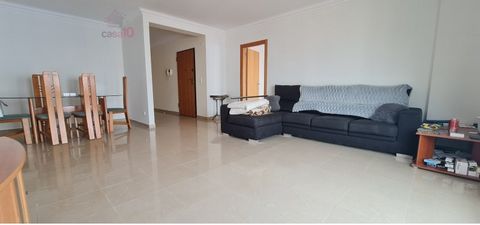 For sale Fantastic 4 bedroom apartment in the urbanization Quinta da Areeira, Camarate (Loures) Apartment consisting of: - Common room with an excellent area. - Very spacious kitchen, equipped, with balcony; -Pantry; - 4 bedrooms (3 of them with ward...