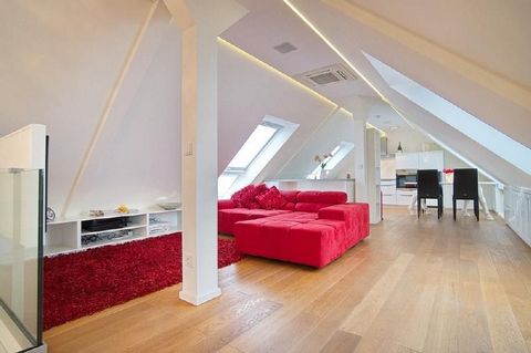 Attractive studio loft in a central location of Essen Rüttenscheid with charming charm. The apartment is located on the 4th floor of an apartment building and is ideally located within walking distance of the Isenbergviertel, Rüttenscheid and the mai...