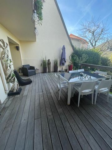 A haven of peace (190m2) to relax in after the festivities: large terrace, garden & jacuzzi, 4 double bedrooms including 2 master bedrooms. Close to 4 train stations (Chaville RD, Chaville RG, Chaville Velizy, Pont de Sèvres) and 5 transport links: L...
