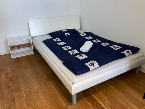 This flat is modern and furnished to a high standard. All rooms including the bathroom have underfloor heating, electric shutters and daylight. Please be aware, there is no kitchen, but there is a refrigerator and a kitchen cabinet to prepare small m...
