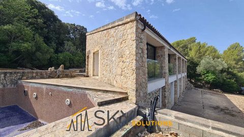 SKY SOLUTIONS markets this magnificent rustic finca of 7,400m2, with swimming pool and garden, located in an idyllic setting between Pollença and Campanet, in the famous 