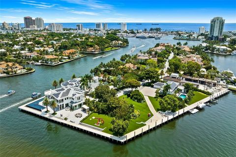 Welcome to a waterfront haven of unparalleled luxury in Fort Lauderdale's premier location. This magnificent estate spans 2.7 acres and boasts an extraordinary 1035 linear feet of waterfront at the convergence of the Intracoastal and the New River. N...
