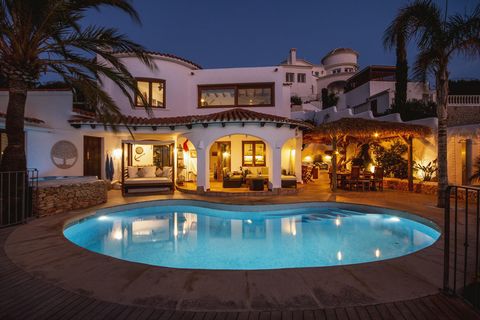 Villa grande y confortable en Moraira, en la Costa Blanca, España con piscina privada para 4 personas. La casa está situada en una zona residencial de playa ya 1 km de la playa de EL PORTET. La villa tiene 2 dormitorios, 3 baños y 1 aseo para invitad...