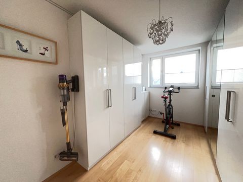 The house is located just 3 km from Düsseldorf. A bakery, schools, supermarkets, and medical facilities are all in close proximity. This residence features a spacious living room, a fully equipped kitchen, a home office, a bedroom with a waterbed, a ...